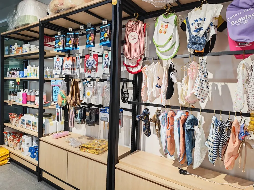 PGH宠物店货架上的宠物食品、美容用品和宠物衣服