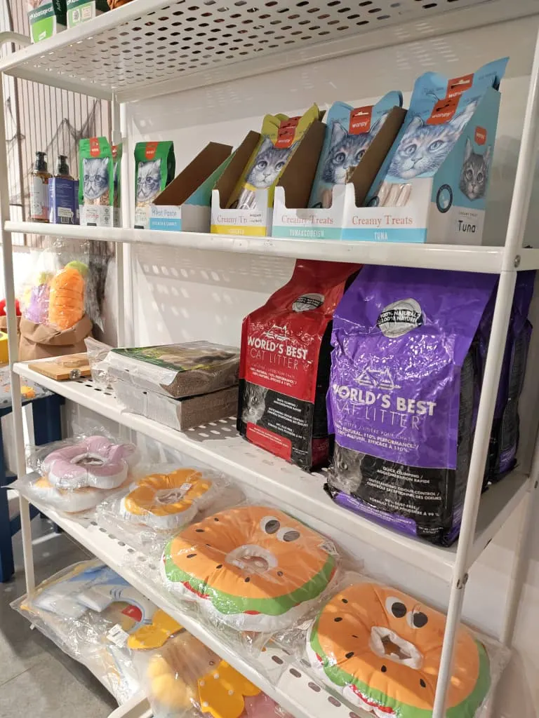 PGH货架上的猫咪零食、猫砂和宠物窝