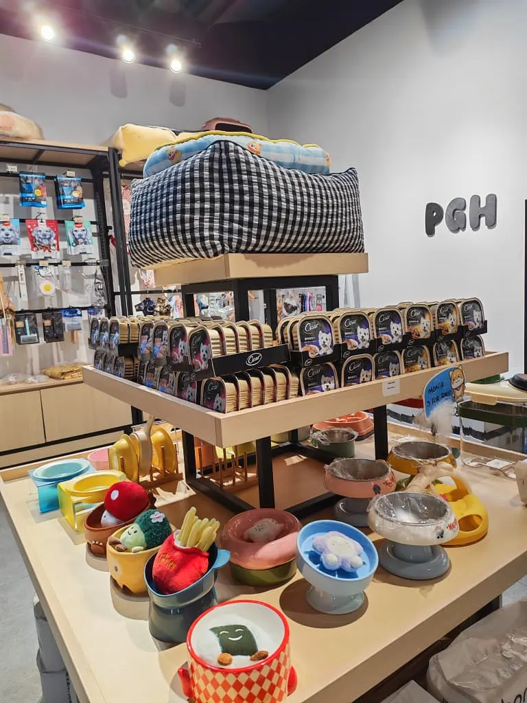 PGH宠物店内的Cesar宠物食品、食碗和玩具